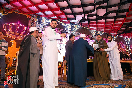 تكريم القائمين على الحفل تكريم القائمين على الحفل