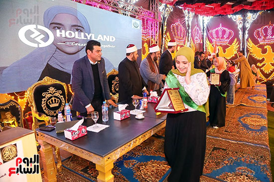 تكريم طالبة من حفظة القرأن الكريم تكريم طالبة من حفظة القرأن الكريم