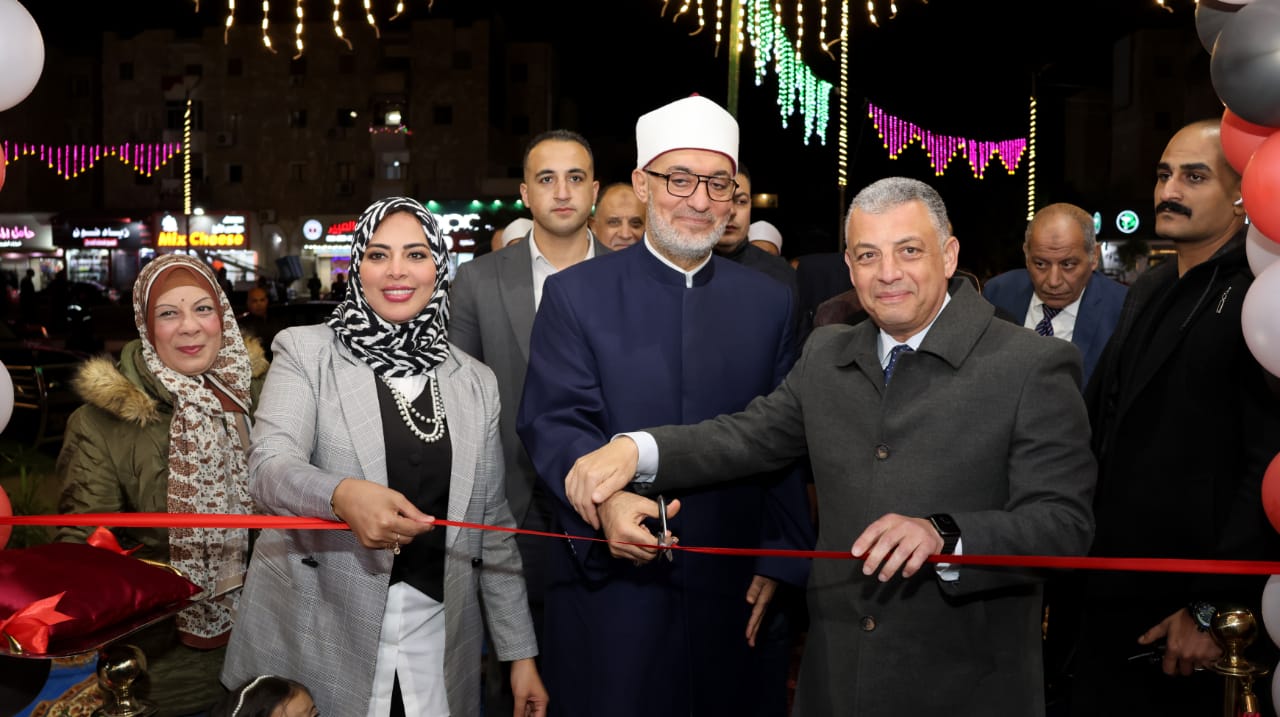 محافظ الإسماعيلية ومفتي الجمهورية يفتتحان معرض مبادرة عيدك عيدنا بحي ثالث (4)