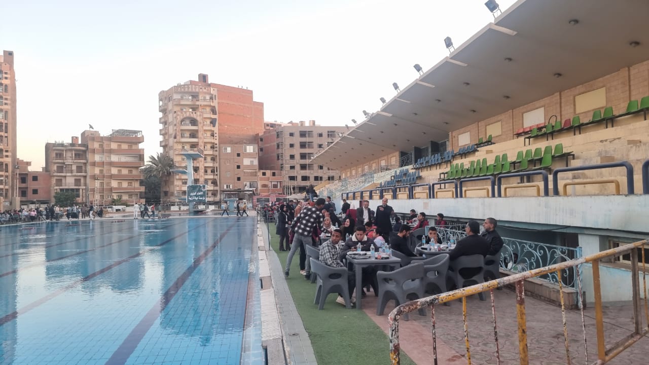 الإفطار الجماعى على حمام السباحة الإفطار الجماعى على حمام السباحة