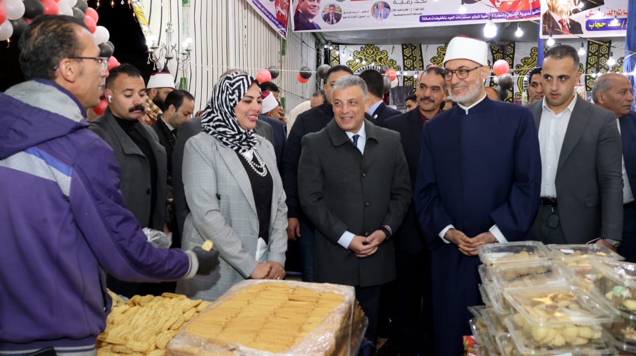 محافظ الإسماعيلية ومفتي الجمهورية يفتتحان معرض مبادرة عيدك عيدنا بحي ثالث (7)