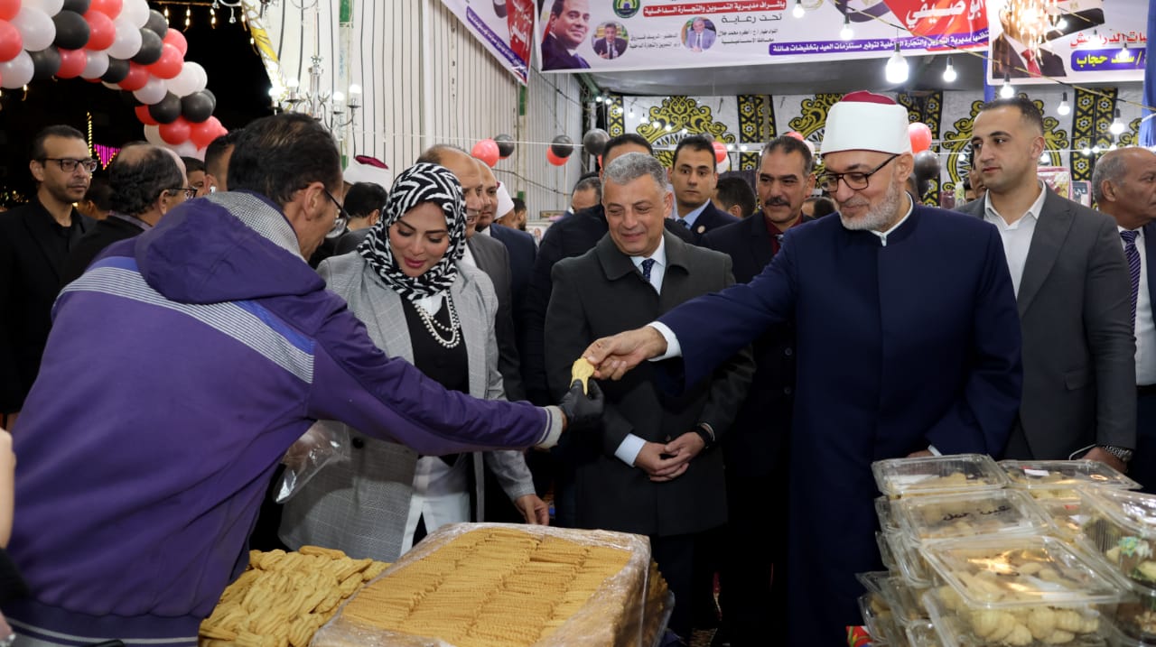 محافظ الإسماعيلية ومفتي الجمهورية يفتتحان معرض مبادرة عيدك عيدنا بحي ثالث (3)