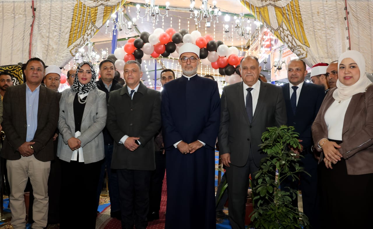 محافظ الإسماعيلية ومفتي الجمهورية يفتتحان معرض مبادرة عيدك عيدنا بحي ثالث (2)
