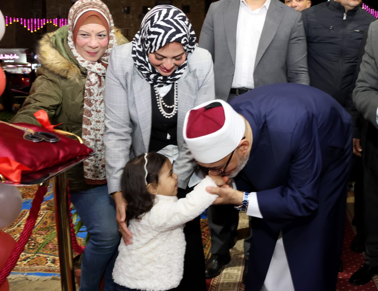 محافظ الإسماعيلية ومفتي الجمهورية يفتتحان معرض مبادرة عيدك عيدنا بحي ثالث (1)