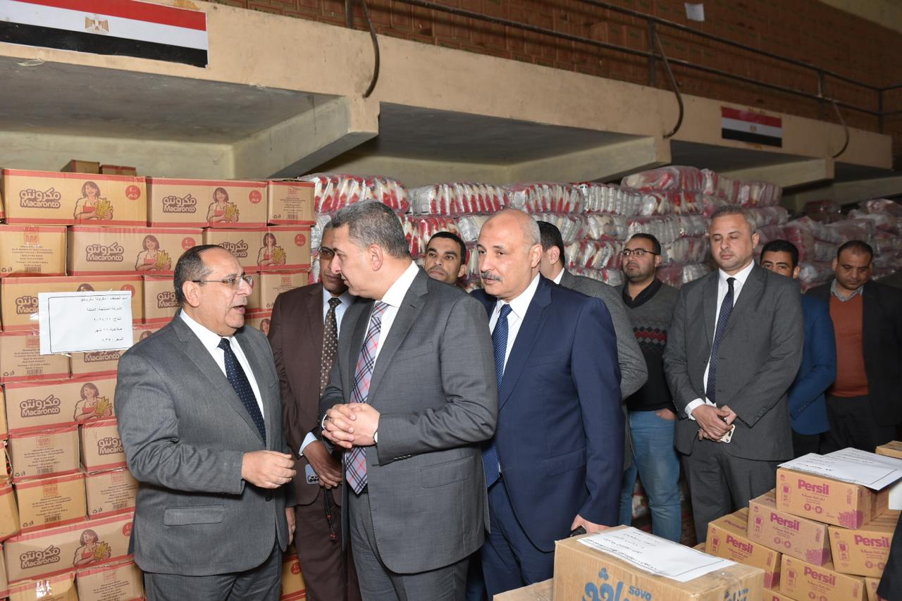 نائب وزير التموين يتتفقد مخزن تابع للشركة العامة لتجارة الجملة (2)