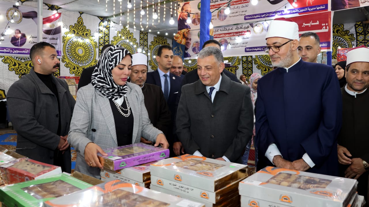 محافظ الإسماعيلية ومفتي الجمهورية يفتتحان معرض مبادرة عيدك عيدنا بحي ثالث (5)