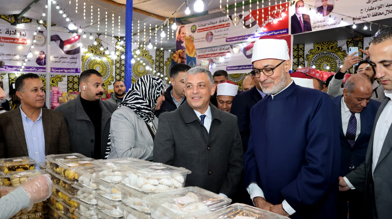 محافظ الإسماعيلية ومفتي الجمهورية يفتتحان معرض مبادرة عيدك عيدنا بحي ثالث (6)