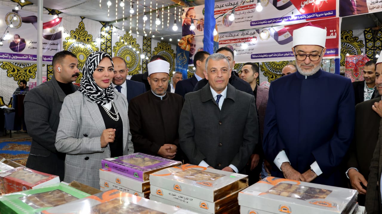 محافظ الإسماعيلية ومفتي الجمهورية يفتتحان معرض مبادرة عيدك عيدنا بحي ثالث (9)