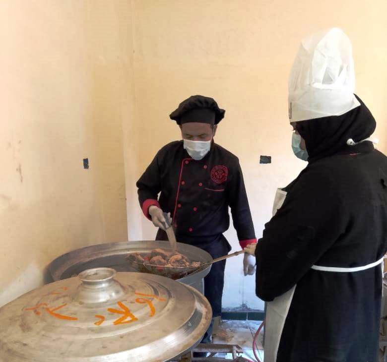 جانب من تجهيز الطعام جانب من تجهيز الطعام