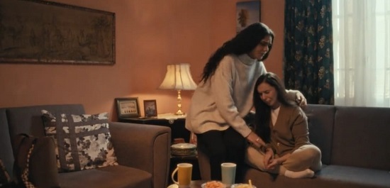 صديقة رحاب تحاول مواساتها ـ مشهد من مسلسل الأميرة ظل حيطه صديقة رحاب تحاول مواساتها ـ مشهد من مسلسل الأميرة ظل حيطه