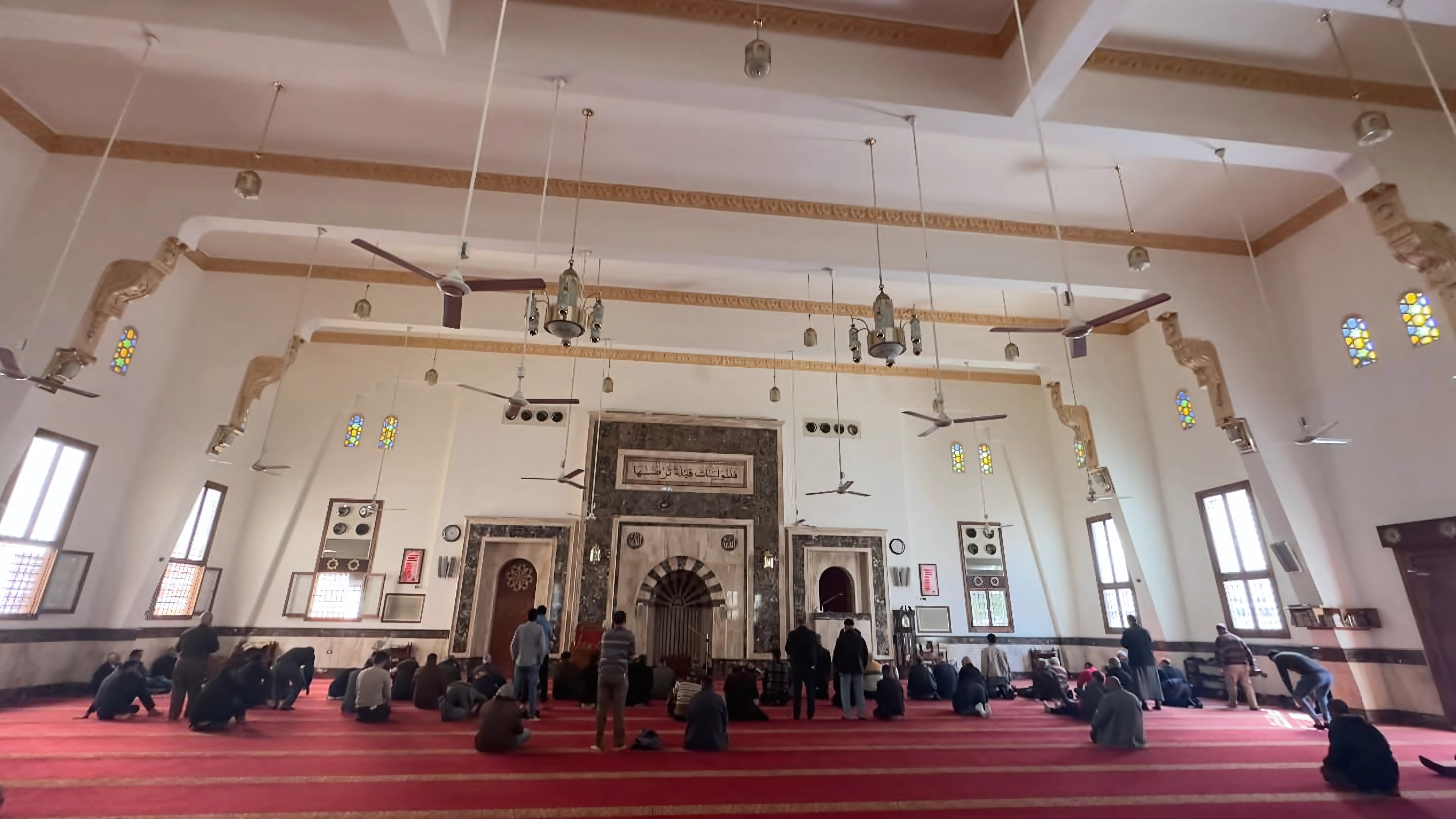 إحدى الشعائر بالمسجد إحدى الشعائر بالمسجد