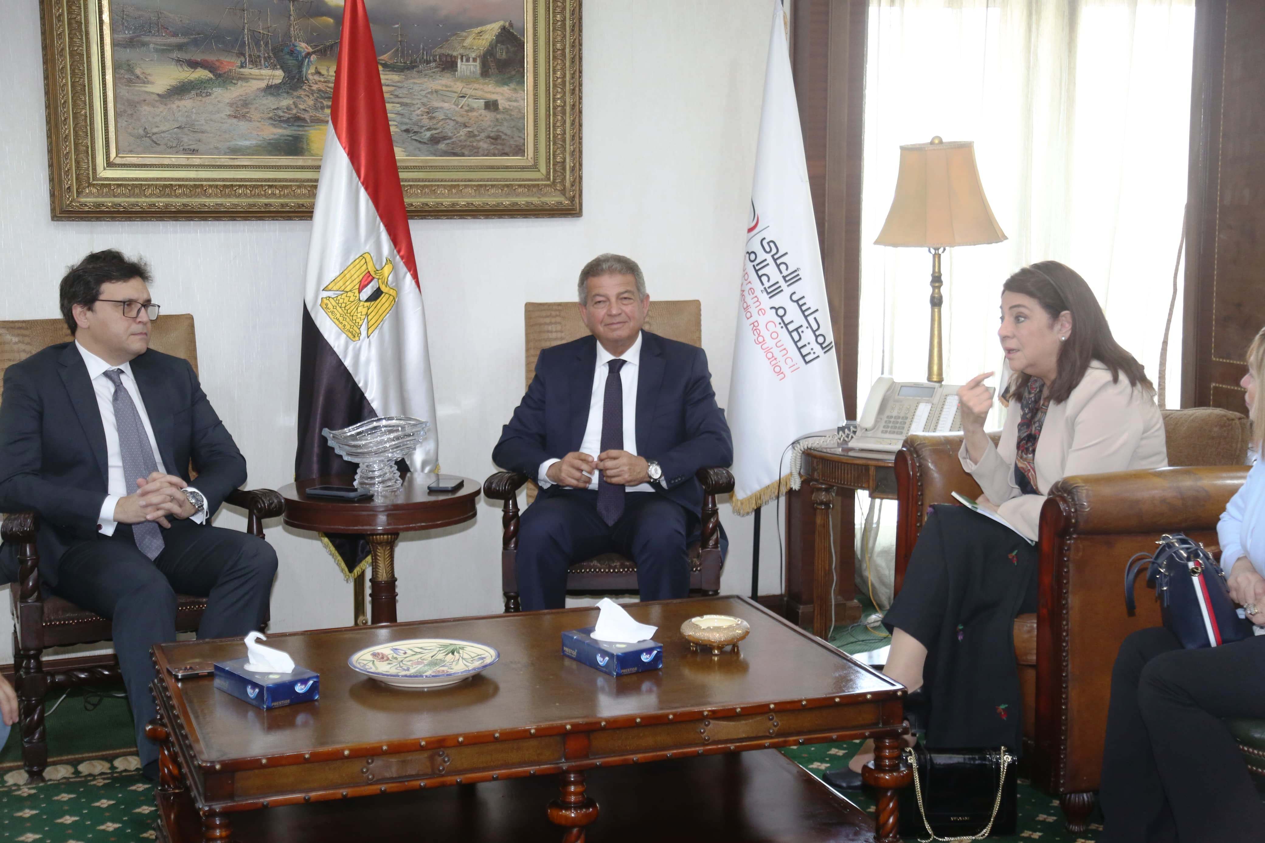 وزير الثقافة ورئيس الأعلى للإعلام يجتمعان مع الشركة المتحدة ورؤساء لجنة الثقافة والإعلام بالنواب والرقابة على المصنفات الفنية وغرفة صناعة السينما وقياد (5)