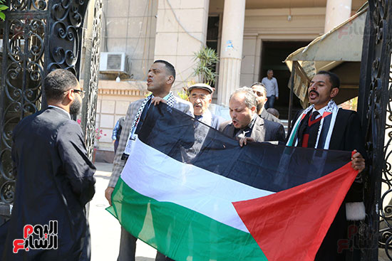رفع العلم الفلسطيني امام نقابة المحاميين (1)