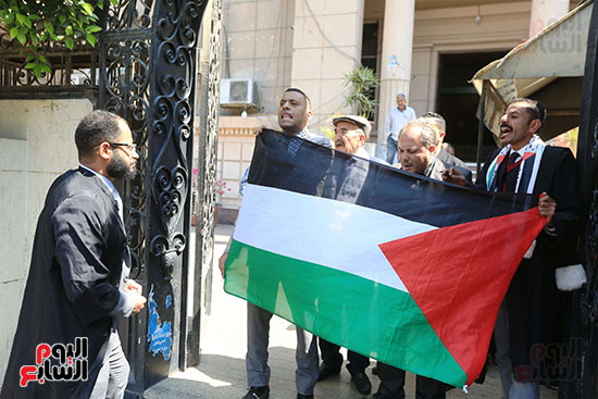 بعلم فلسطين وقفة لدعم غزة امام نقابةا لمحاميين (1)