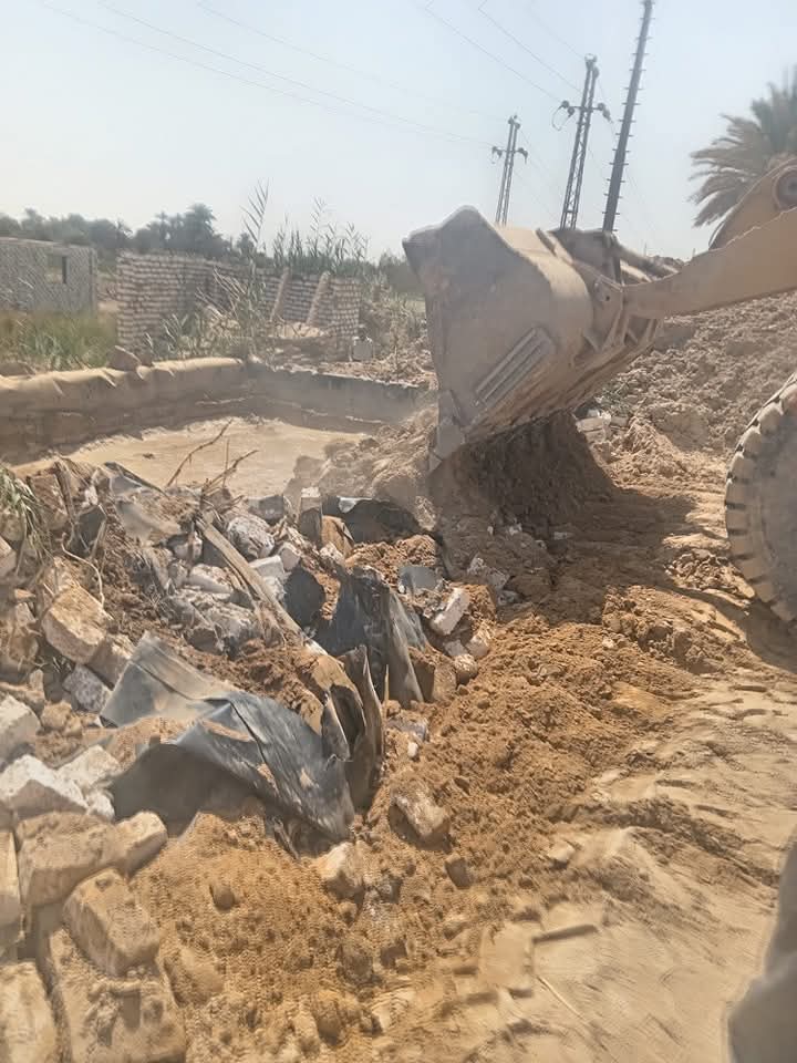 ازالة فتحيات الري المخالفة بهندسة ري ادفو شرق ازالة فتحيات الري المخالفة بهندسة ري ادفو شرق