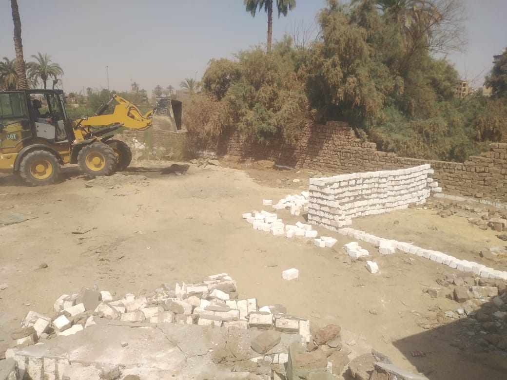 إزالة تعديات بمساحة ٢٧٥ متر على أراضي زراعية بالبياضية