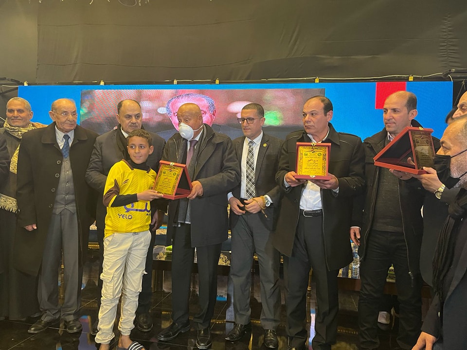 الدكتور على المصيلحي يكرم الأطفال الدكتور على المصيلحي يكرم الأطفال