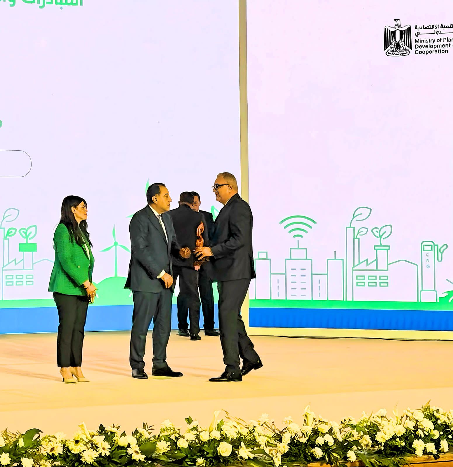 تسليم الجائزة لمشروع بورسعيد تسليم الجائزة لمشروع بورسعيد