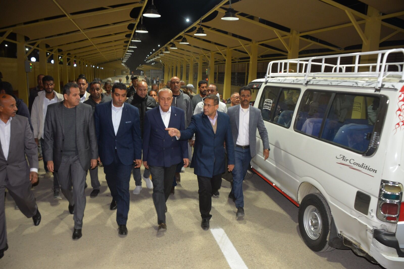 جولة المحافظ فى مجمع موقف الأقاليم الجديد بالأقصر جولة المحافظ فى مجمع موقف الأقاليم الجديد بالأقصر