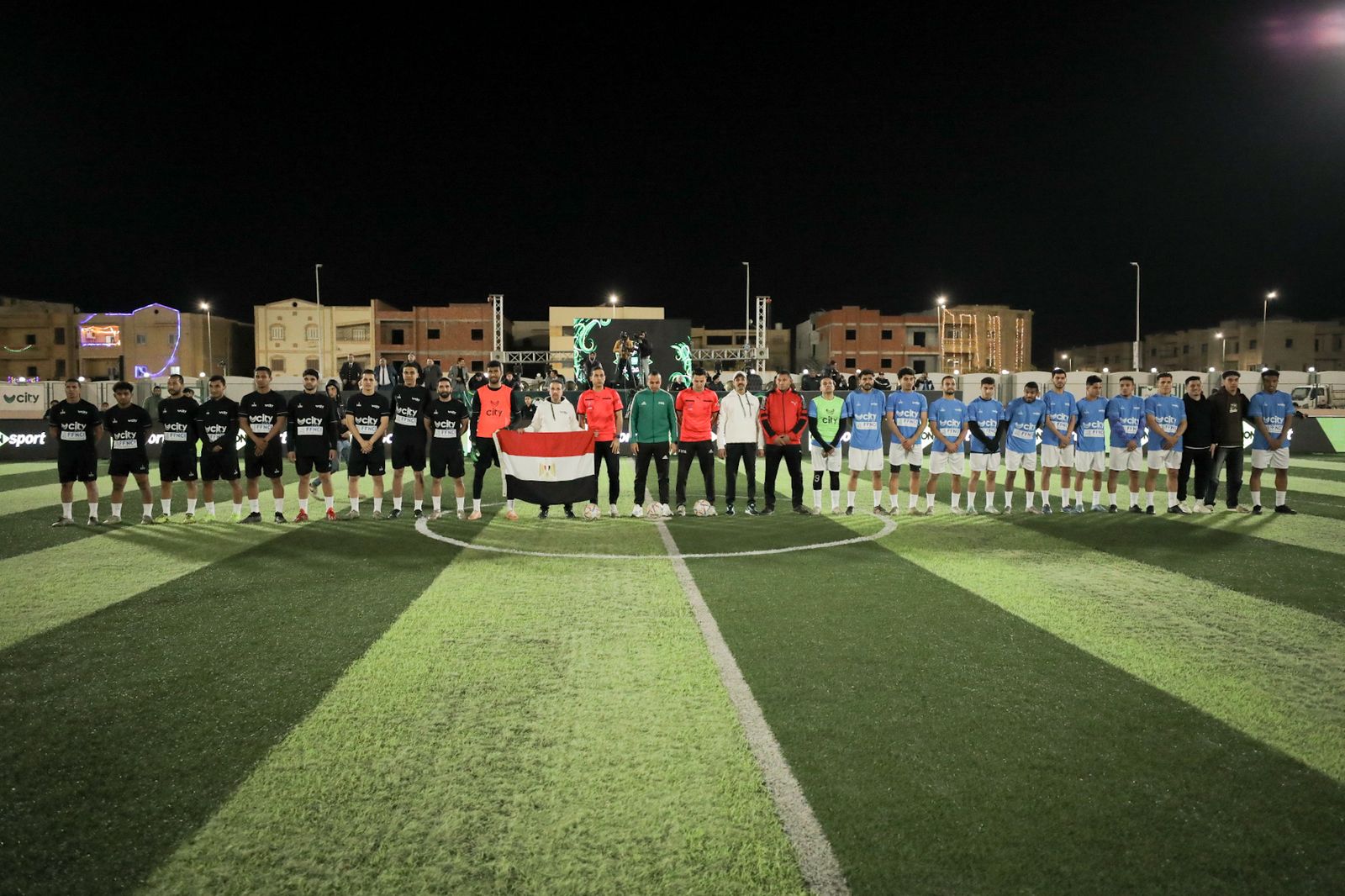 الفريقين من أرض الملعب الفريقين من أرض الملعب