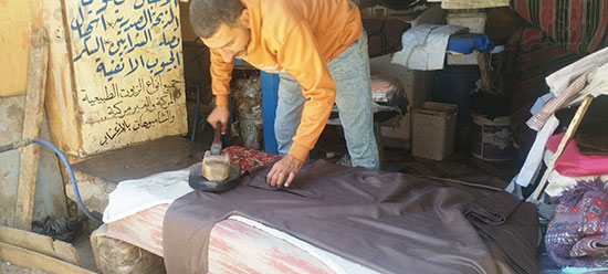 اثناء-العمل-بالمكواه-الرجل