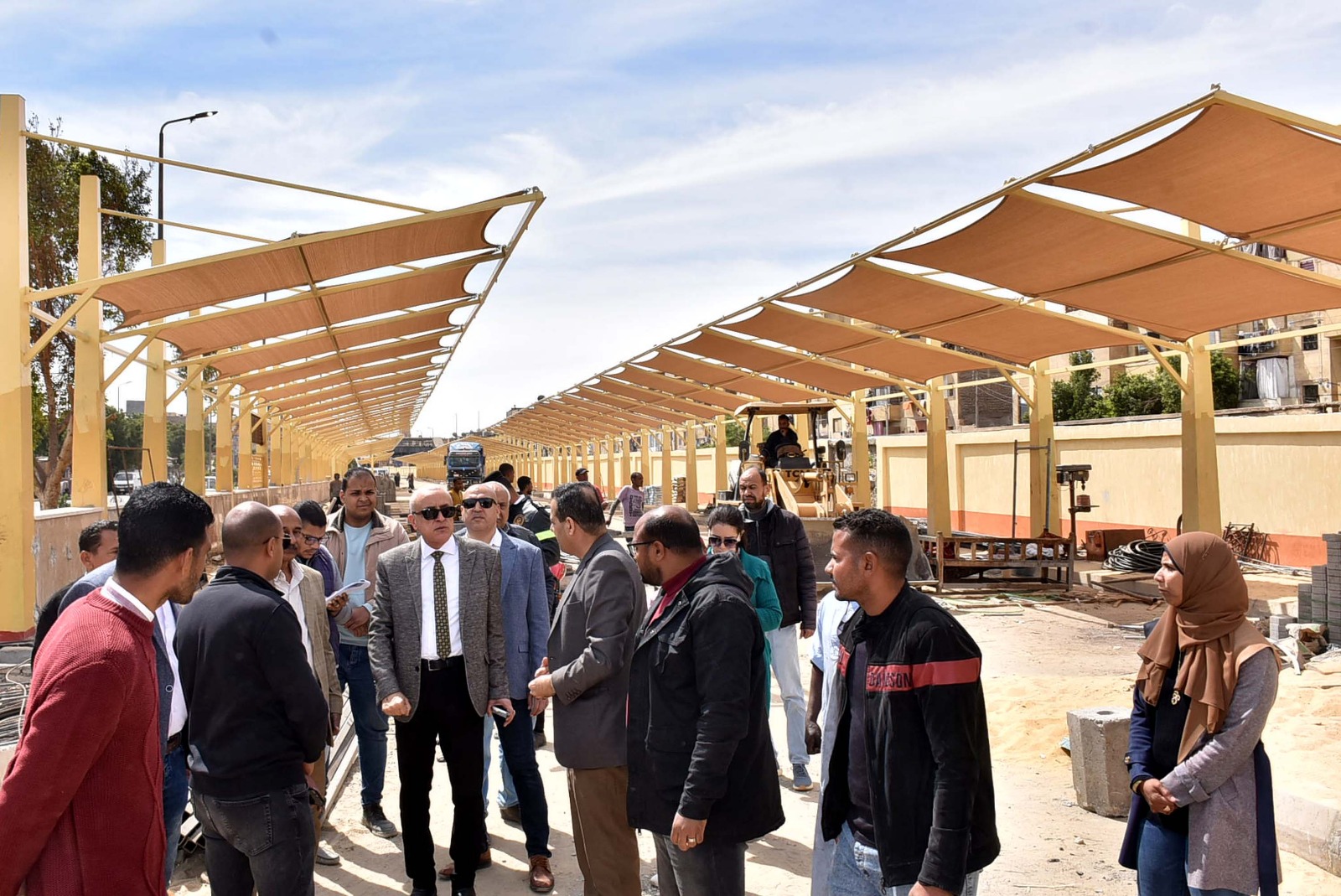 محافظ الأقصر يتفقد رصف وتمهيد الطرق وتطوير موقف الأقاليم محافظ الأقصر يتفقد رصف وتمهيد الطرق وتطوير موقف الأقاليم