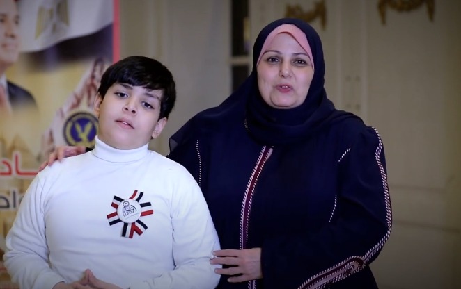 سيدة وطفلها في حفل الإفطار سيدة وطفلها في حفل الإفطار