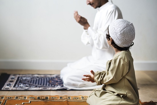 طفل يصلي طفل يصلي