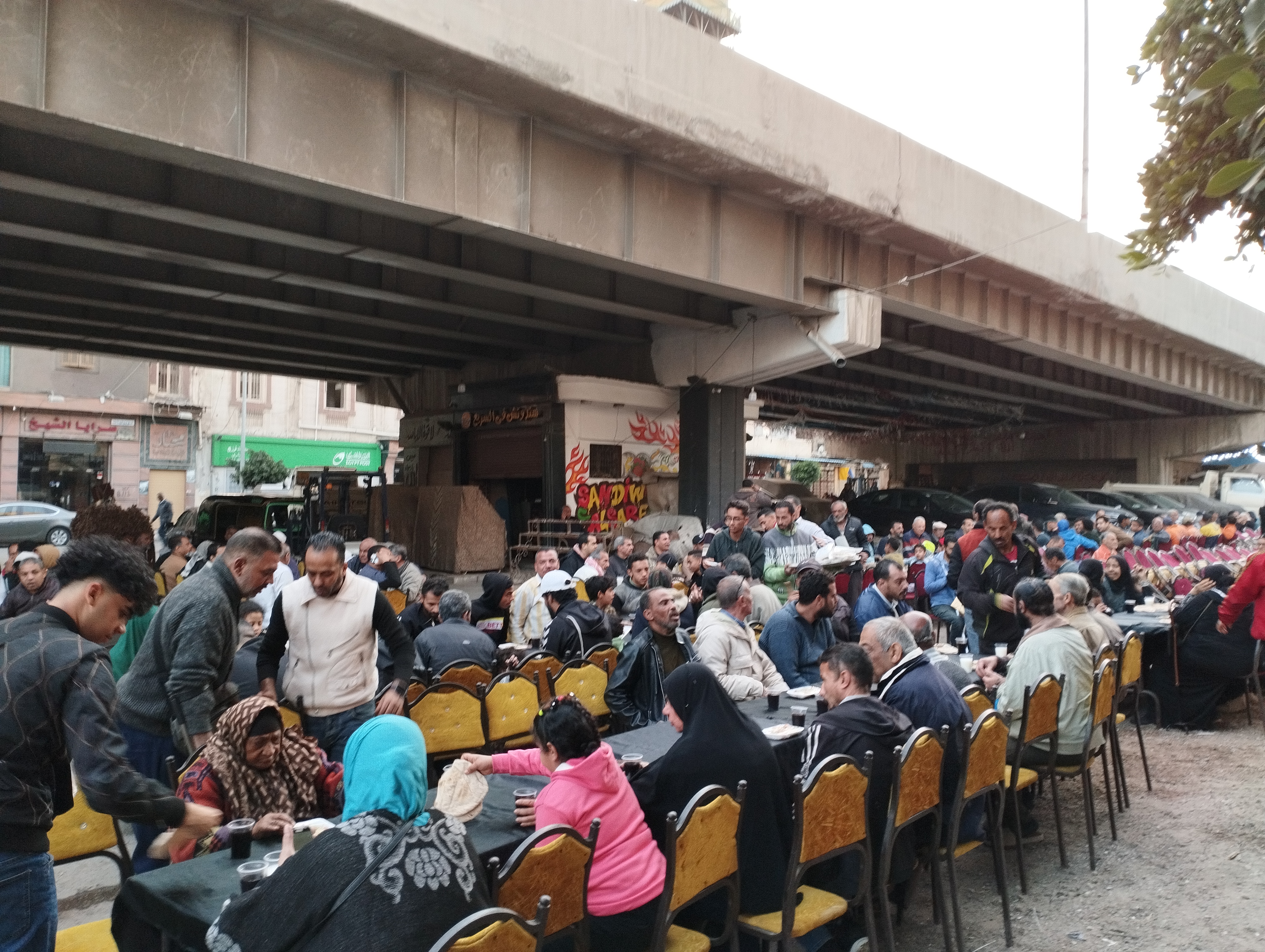 توافد الصائمين علي مائدة إفطار المطرب احمد شيبة في الإسكندرية