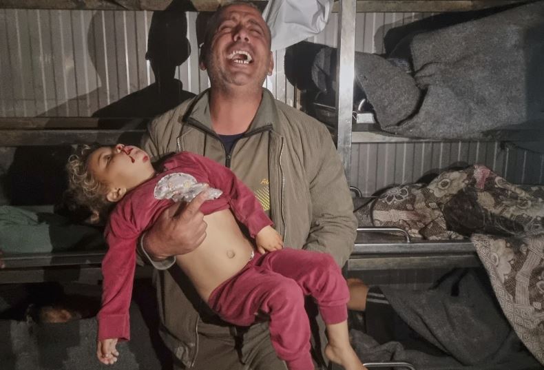 أب يبكي على ابنته الشهيدة