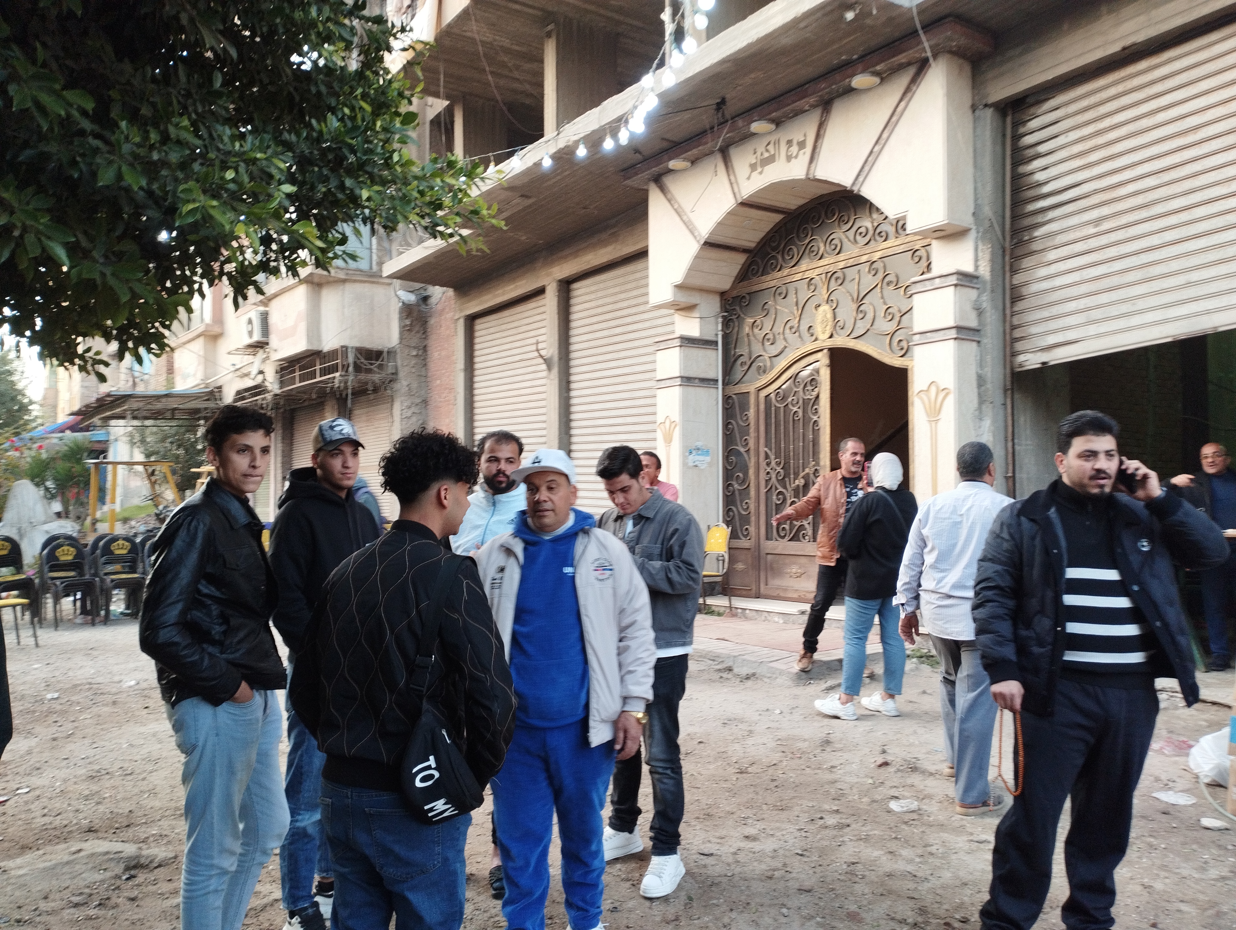 شقيق وأبناء المطرب الشعبي أحمد شيبة في مائدة رمضان بالإسكندرية