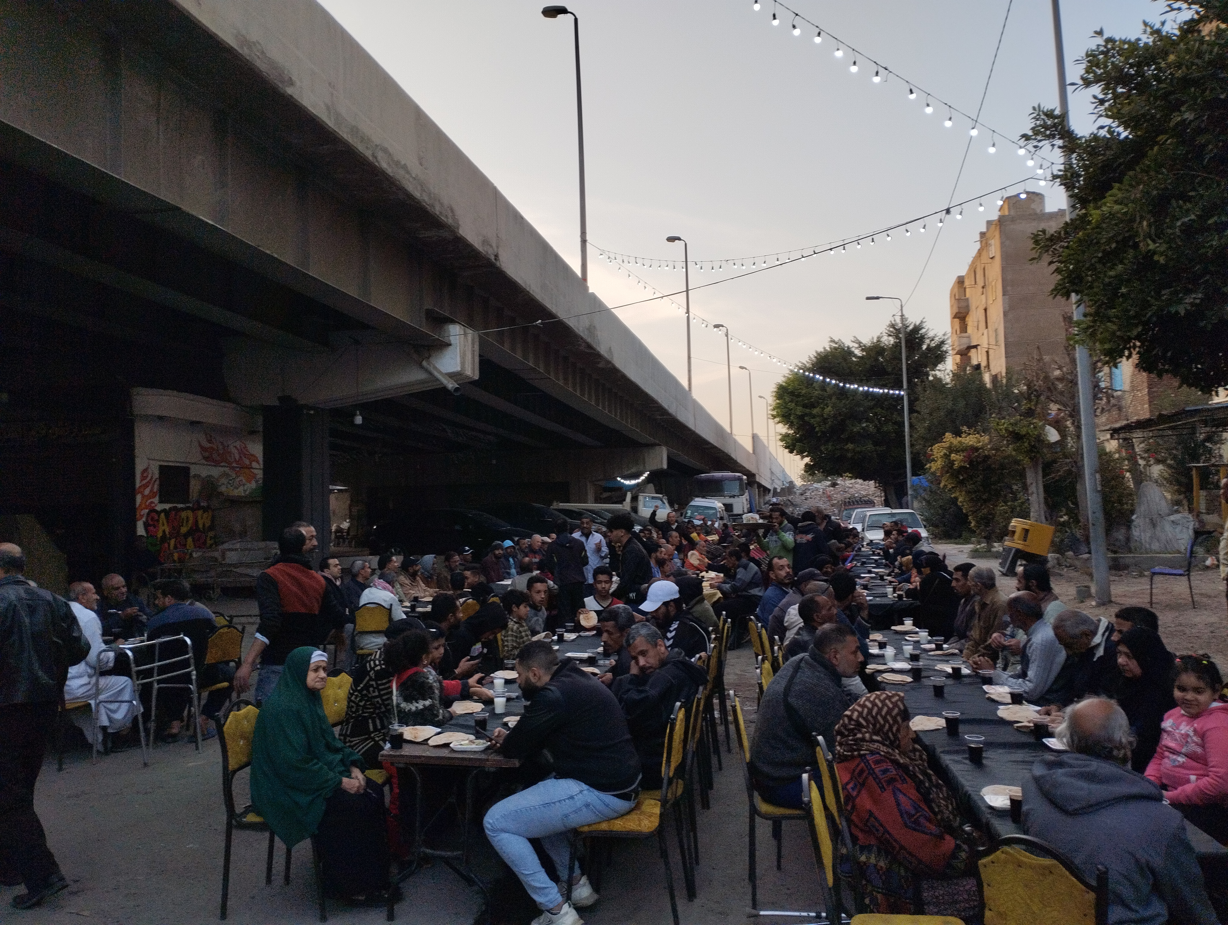 الصائمين في مائدة إفطار المطرب احمد شيبة بالإسكندرية