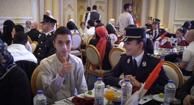 ضباط الشرطة يشاركون الاطفال ضباط الشرطة يشاركون الاطفال
