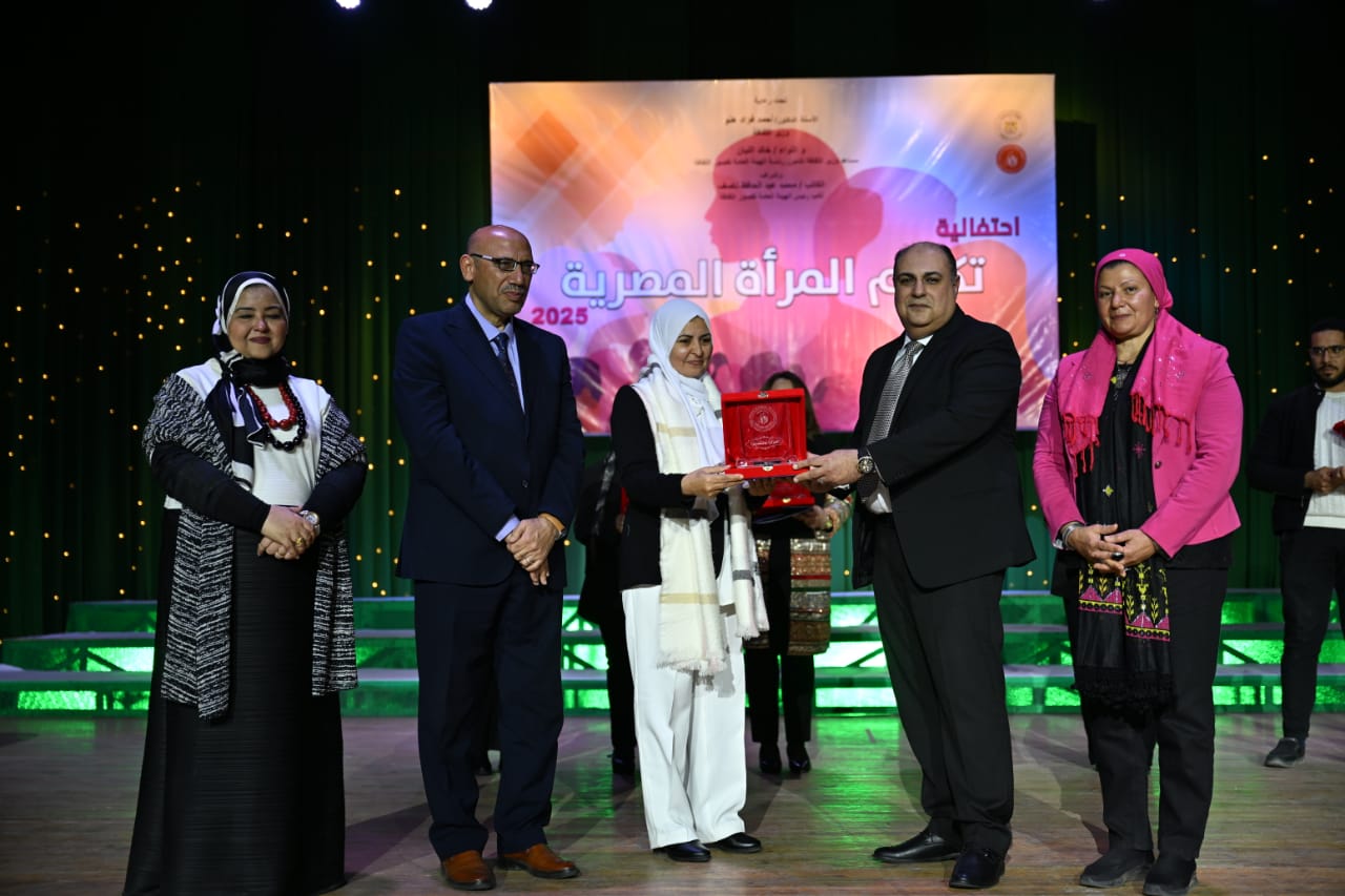 قصور الثقافة تكرم رموز العطاء والإبداع النسائي  (3)