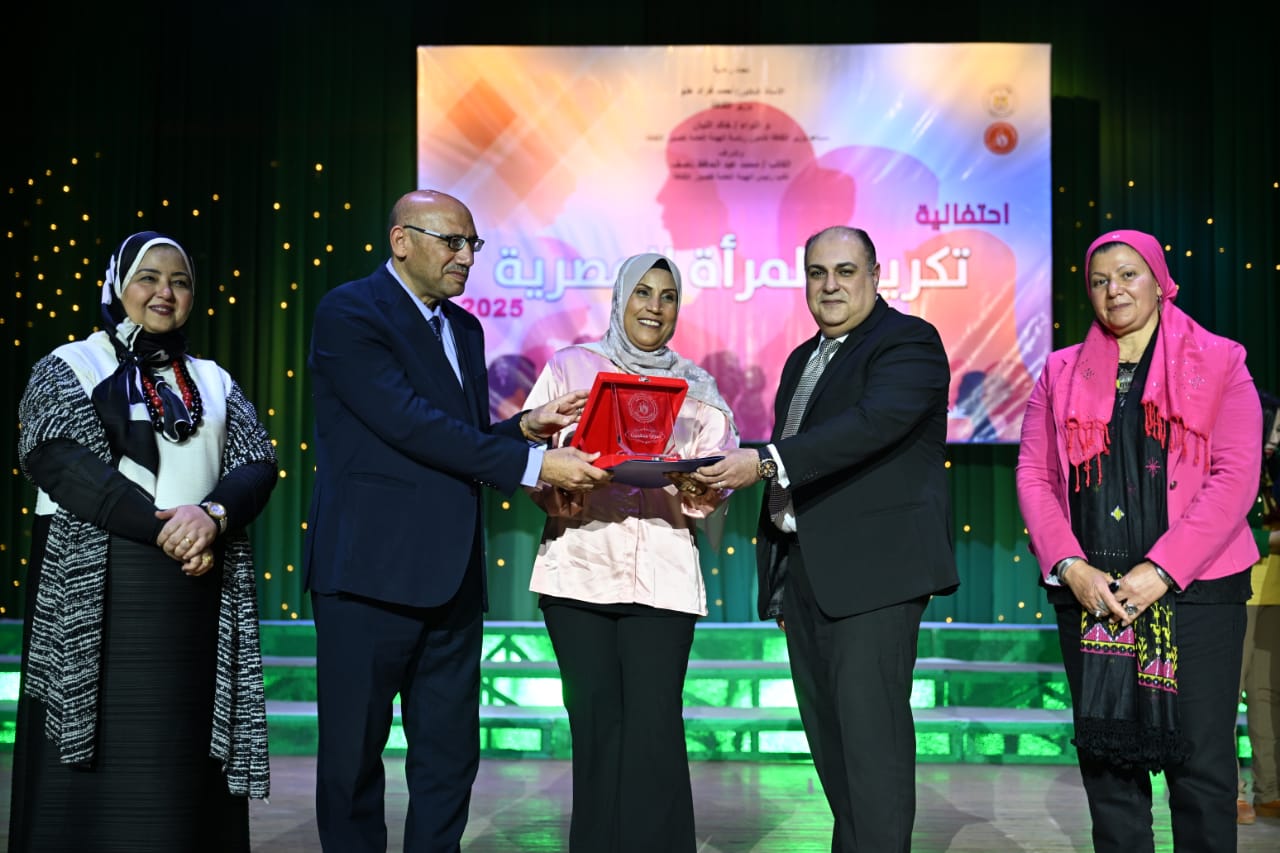 قصور الثقافة تكرم رموز العطاء والإبداع النسائي  (2)
