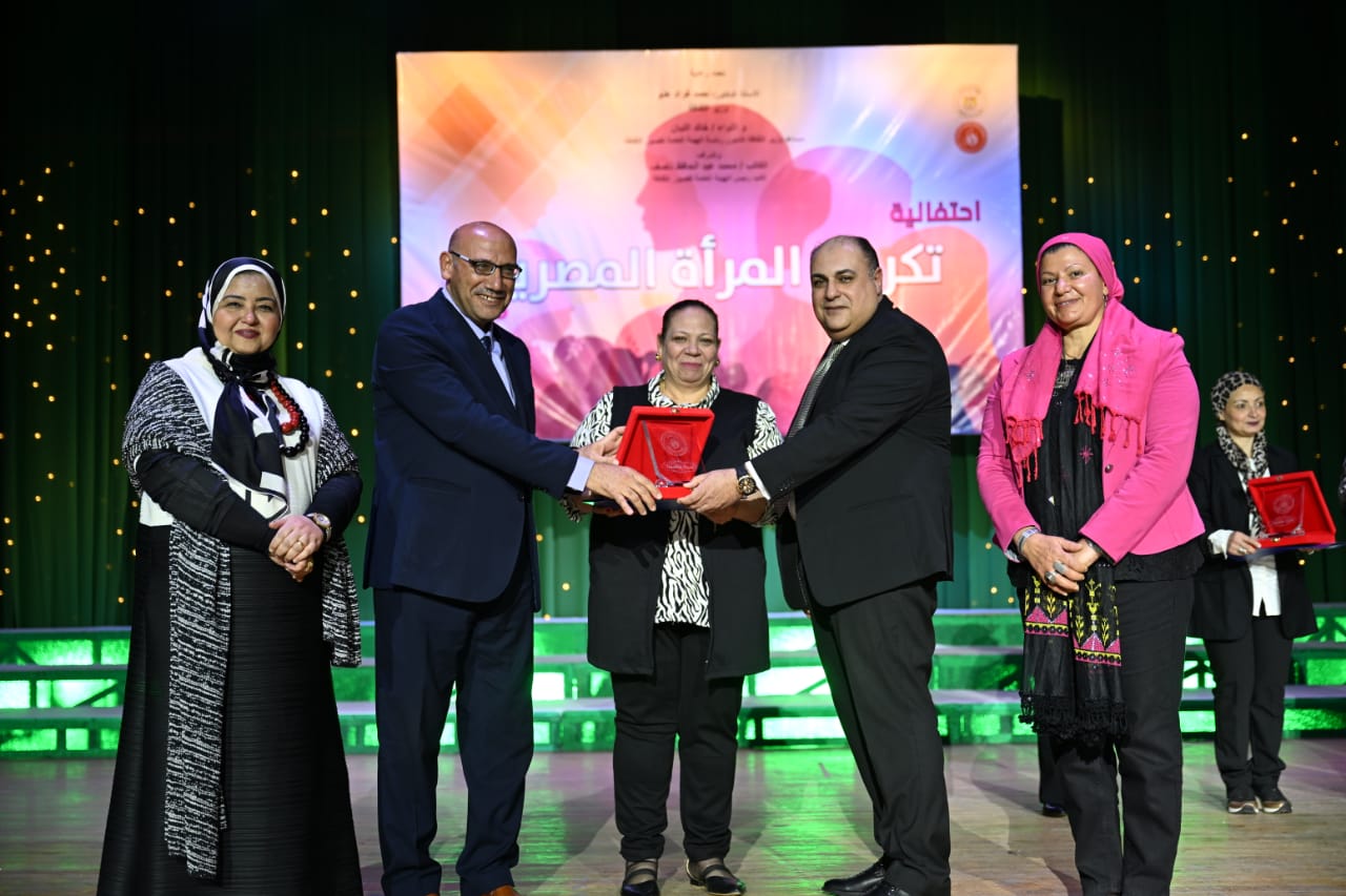 قصور الثقافة تكرم رموز العطاء والإبداع النسائي  (4)