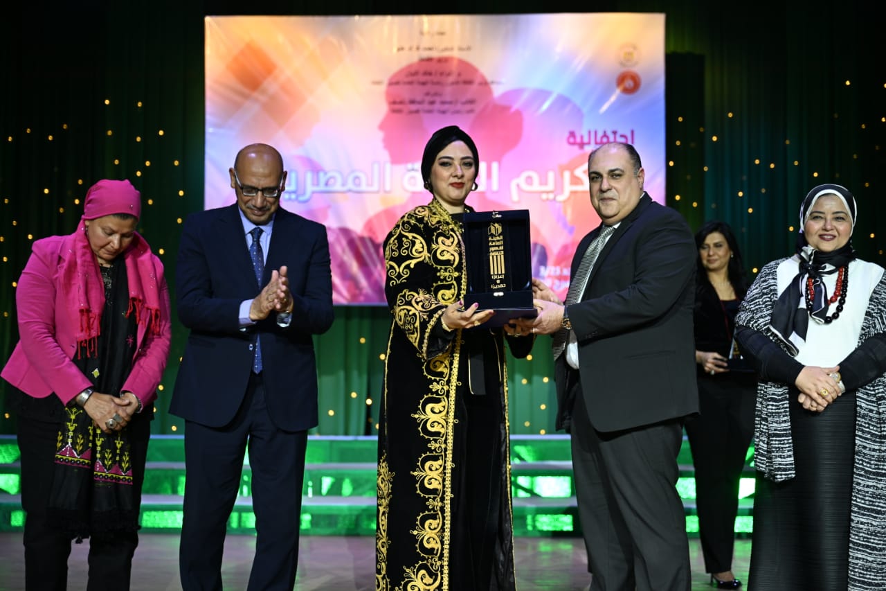 قصور الثقافة تكرم رموز العطاء والإبداع النسائي  (5)