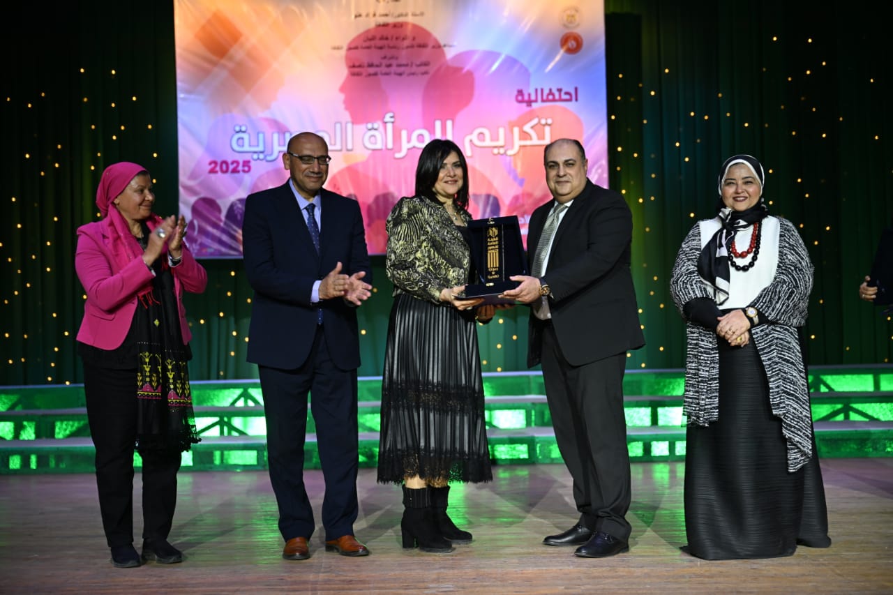 قصور الثقافة تكرم رموز العطاء والإبداع النسائي  (1)