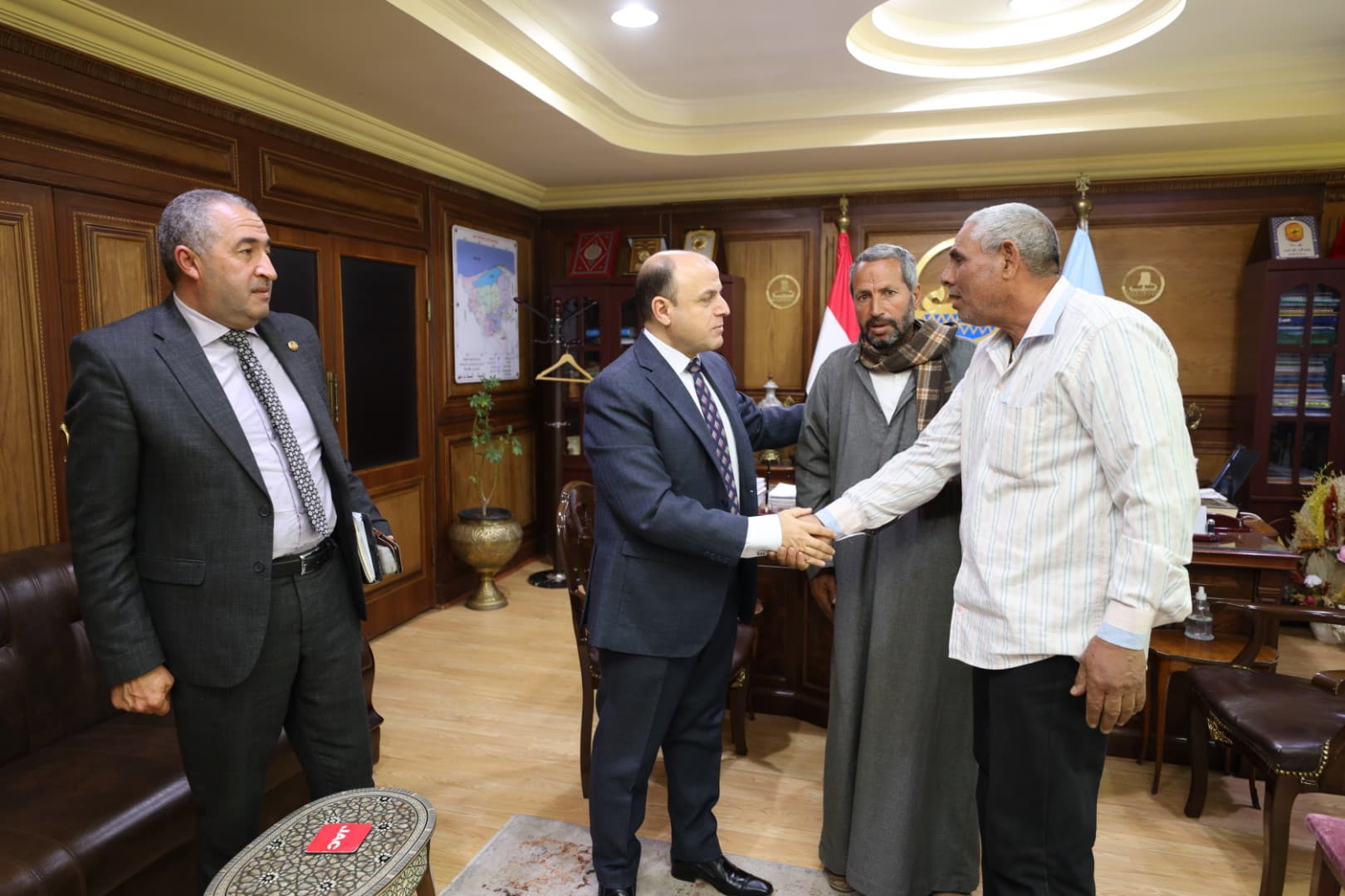 محافظ كفر الشسيخ يستقبل المزارعين في مكتبه لحل مشكلة الأسمدة محافظ كفر الشسيخ يستقبل المزارعين في مكتبه لحل مشكلة الأسمدة