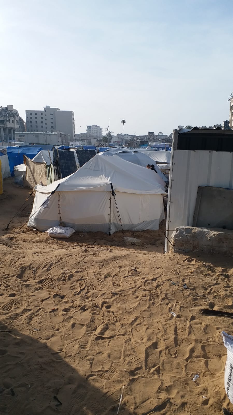 الخيمة التى يعيشها فيها الدكتور عبد الرحمن الرنتيسي
