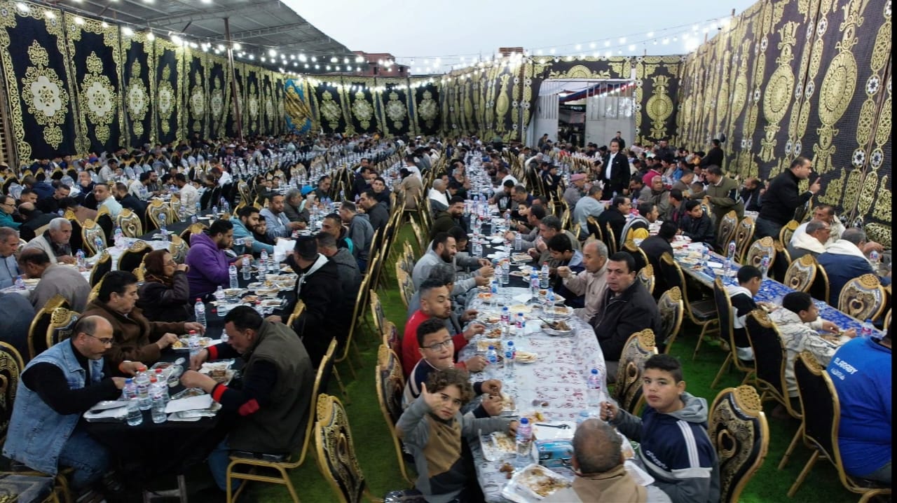 المشاركين بالإفطار الجماعي