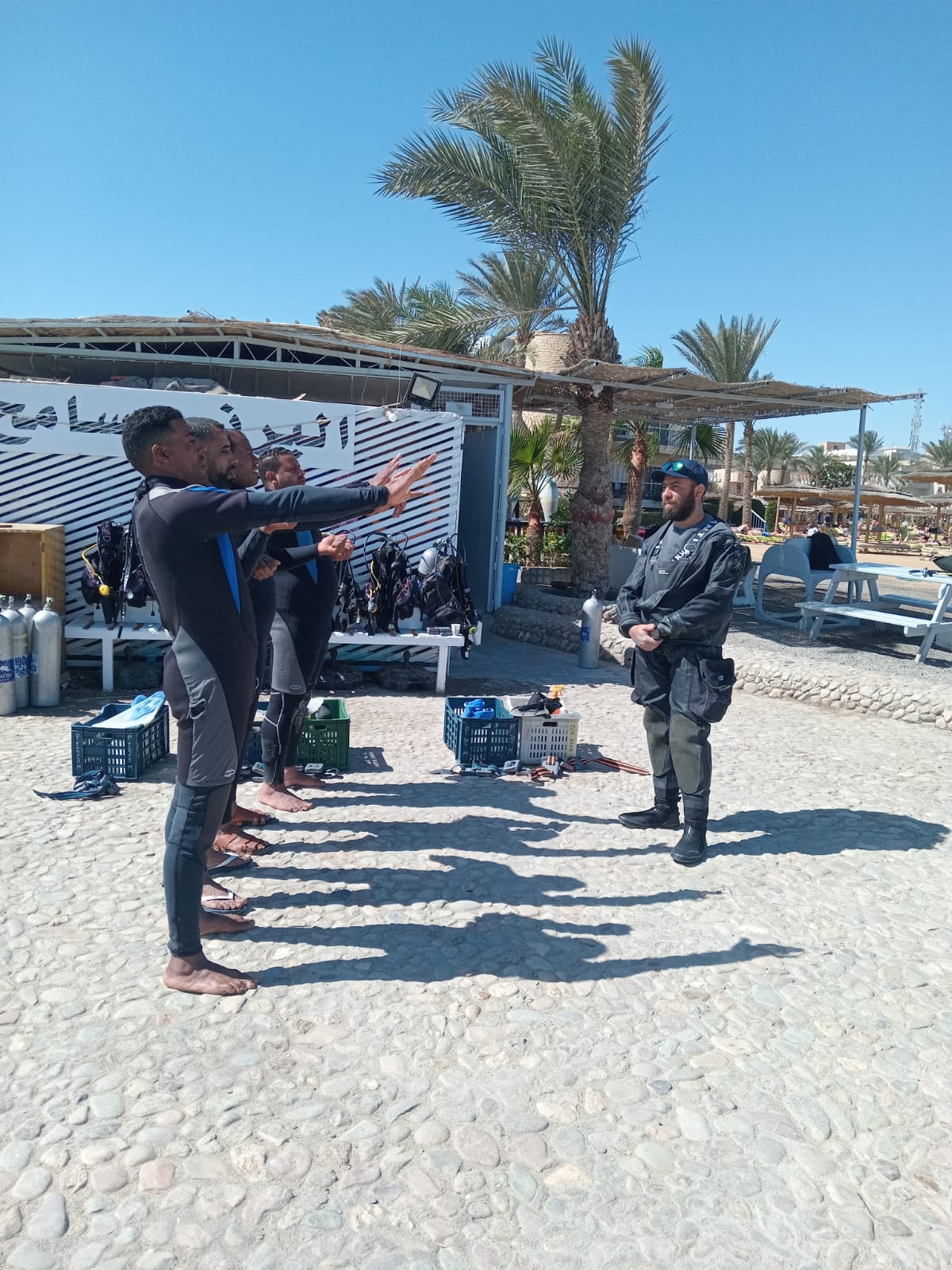 جانب من تدريب الغواصين قبل العيد فى الأقصر جانب من تدريب الغواصين قبل العيد فى الأقصر