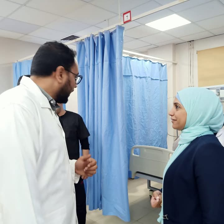 كوادر وقيادات طبية تتابع العمل كوادر وقيادات طبية تتابع العمل