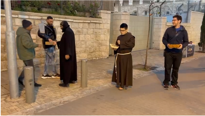 جانب من توزيع التمر جانب من توزيع التمر