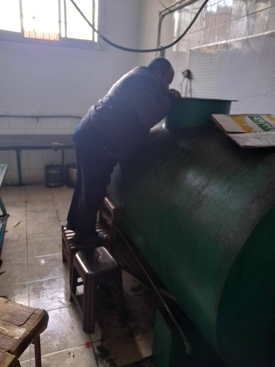 داخل المصنع