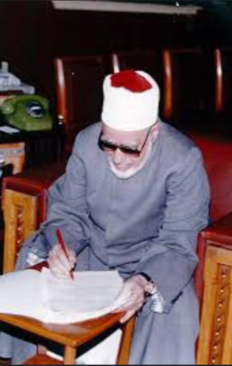 الشيخ جاد الحق أثناء كتابة أحد بيانات الأزهر الشيخ جاد الحق أثناء كتابة أحد بيانات الأزهر