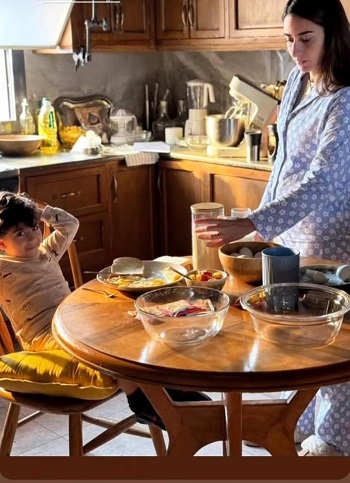 امينة خليل مع الطفل احمد فاضل امينة خليل مع الطفل احمد فاضل