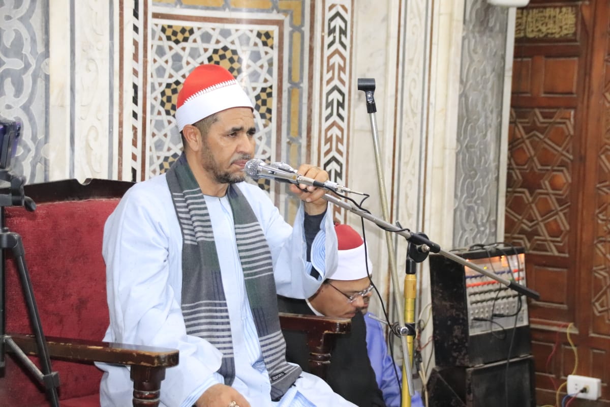 أثناء تلاوة القرآن خلال الحفل