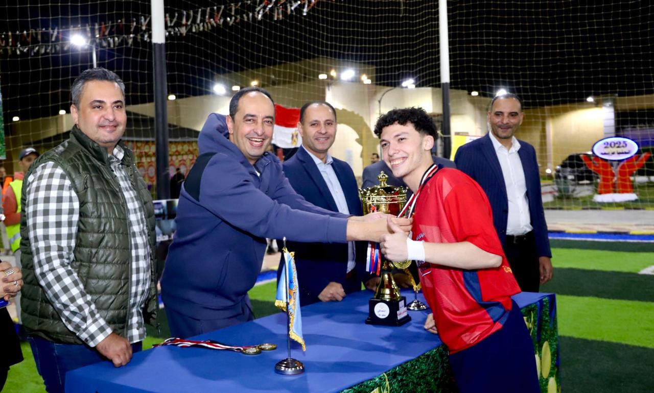 مدير صندوق مكافحة الإدمان يسلم الفريق الفائز كأس البطولة بحضور الكاتب الصحفى مدحت وهبه مدير التحرير