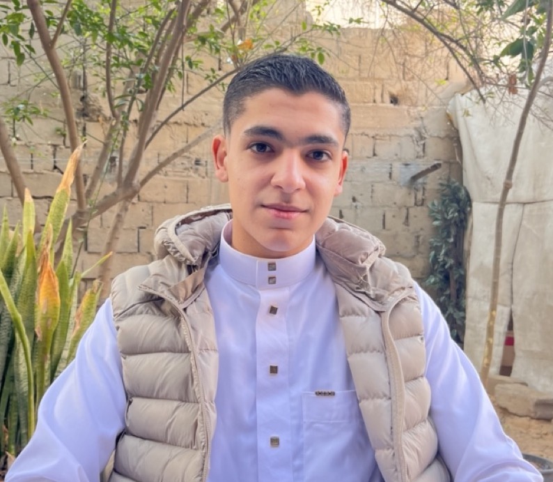 شاب حافظ القرأن كاملا